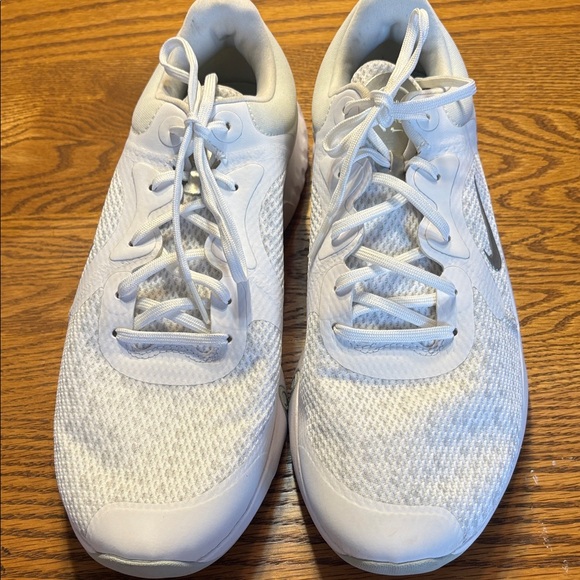 Nike White and Gray Women’s Walking Shoe. Women’s size 11 - Picture 4 of 13